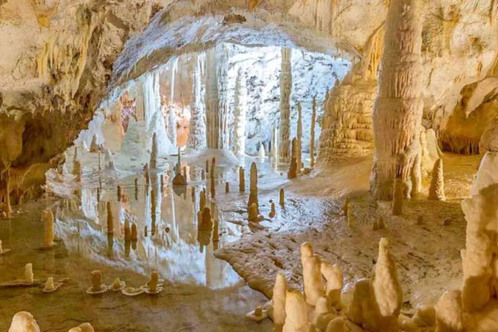 Le Grotte di Frasassi: un viaggio nel cuore della terra